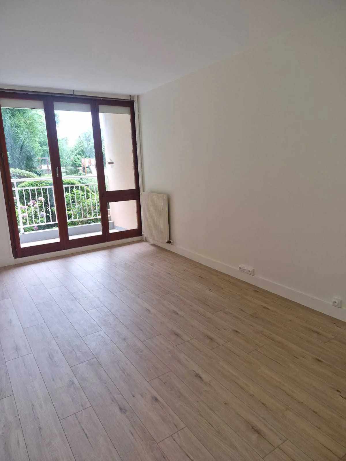 chambre-avec-baie-vitree-jardin