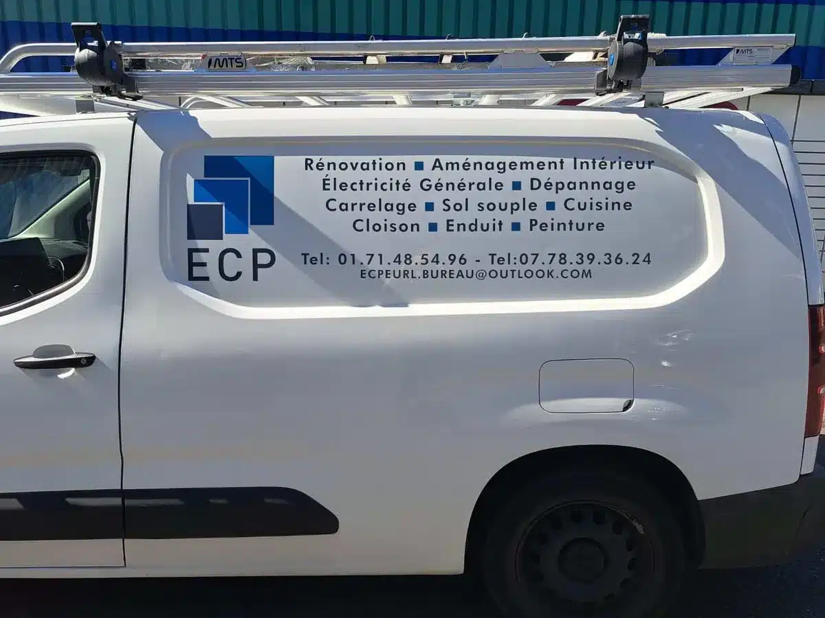 Camionnette blanche lettrée ECP avec les prestations et les coordonnées de l'entreprise