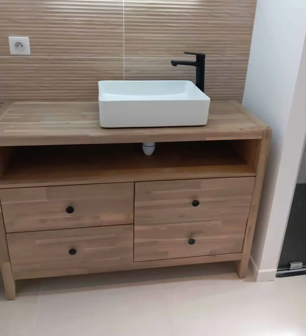 Meuble de salle de bain en bois avec vasque blanche à poser et robinet noir